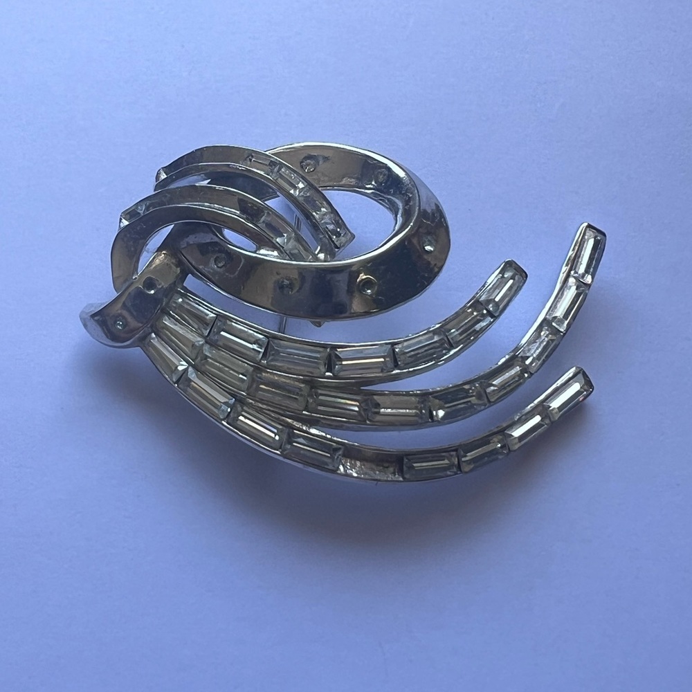 Vintage 1940’s Crown Trifari Patent rhinestone brooch ribbon